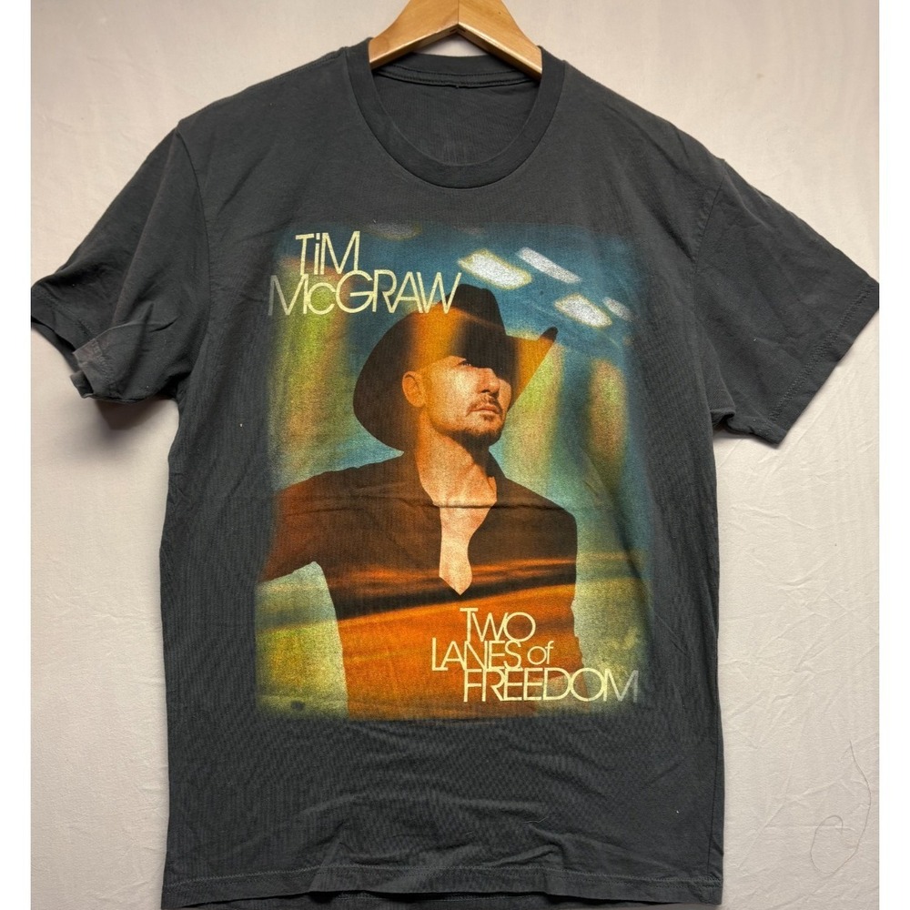 Tim McGraw Two Lanes of Freedom 2013 Tour Shirt Mens BlackGraphic Concert Music‎